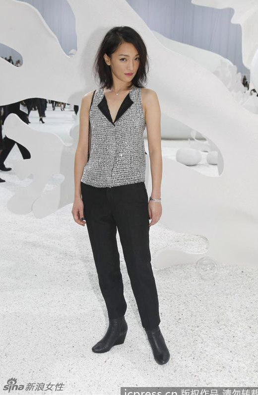 周迅亮相巴黎时装周助阵香奈儿 - 新闻中心 - 佛