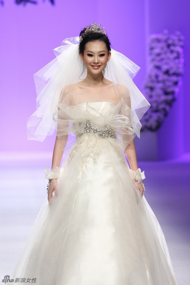 婚纱的结构_动漫婚纱情侣头像