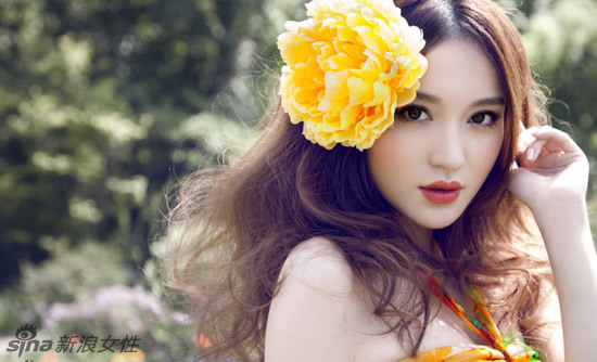 赤雪拍摄全新写真 诠释花仙子般清新动人