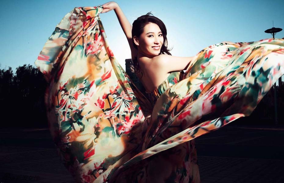 宁丹琳俏丽大片曝光 飘逸长裙灵动可人
