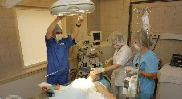 震撼实拍国外美女隆胸手术全过程_时尚女性_新闻_齐鲁网