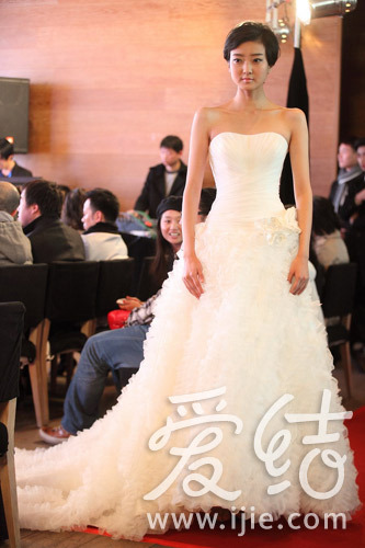 三亚最有名的婚纱摄影_有名婚纱品牌(2)