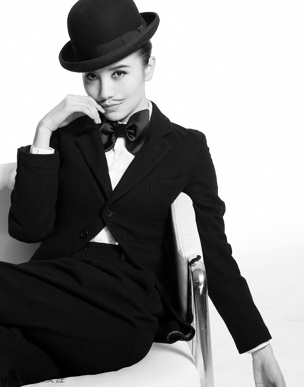 小宋佳变身狂野逗趣女爵 贴须执仗雅痞十足_时