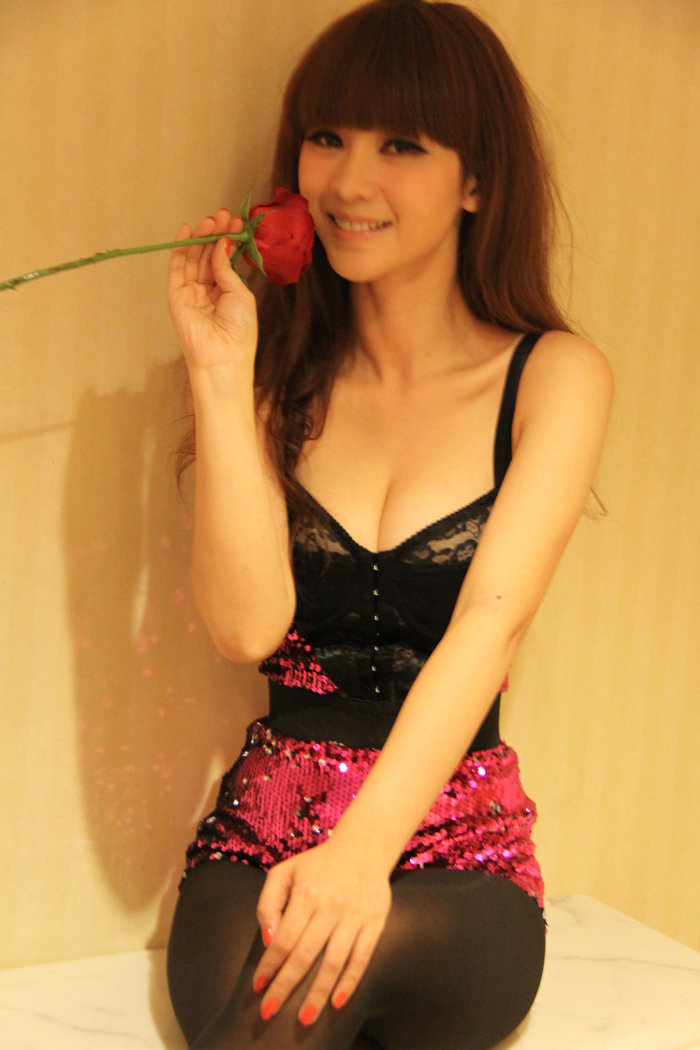 柳岩情趣<em>胸衣</em>黑丝齐上阵玩火大片_时尚女性_