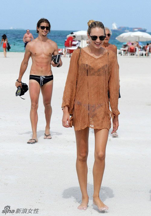 超模坎蒂丝-斯瓦内普尔与男友海滩度假