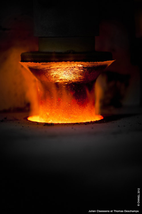 香奈儿可可小姐黑色香水 揭秘香水瓶制作过程