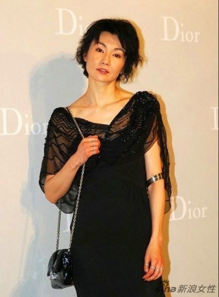 女人必备小黑裙 明星演绎穿出优雅气