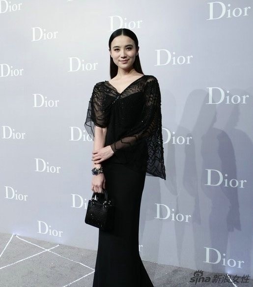 女人必备小黑裙 明星演绎穿出优雅气