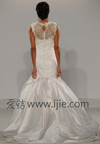 经典婚纱品牌_动漫婚纱情侣头像(2)