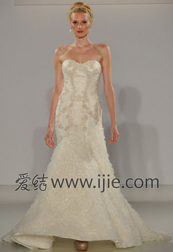 经典婚纱品牌_动漫婚纱情侣头像(2)