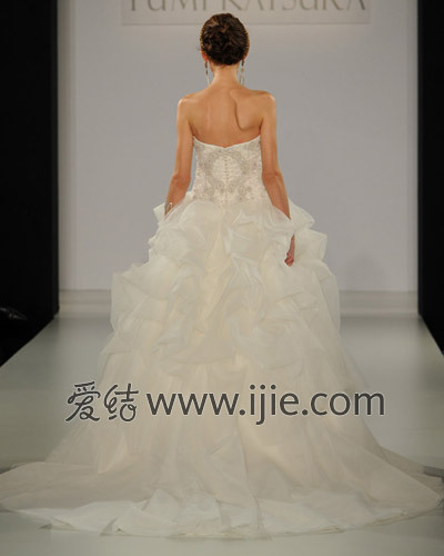 经典婚纱品牌_动漫婚纱情侣头像(2)