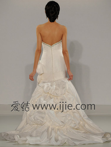 经典婚纱品牌_动漫婚纱情侣头像(2)