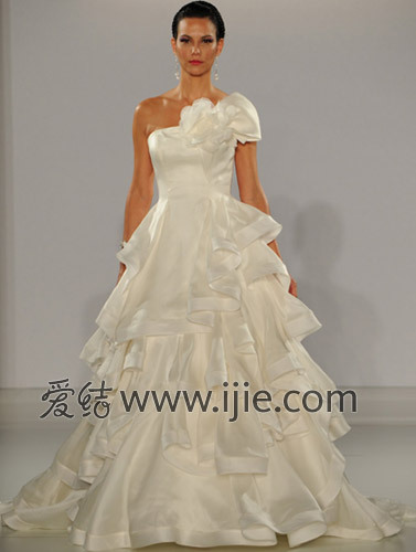 经典婚纱品牌_动漫婚纱情侣头像(2)