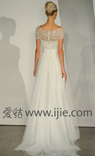 经典婚纱品牌_动漫婚纱情侣头像(3)
