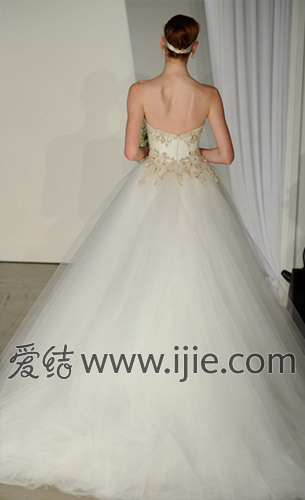 经典婚纱品牌_动漫婚纱情侣头像(3)