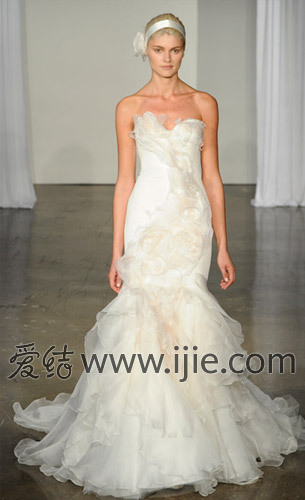 经典婚纱品牌_动漫婚纱情侣头像(3)