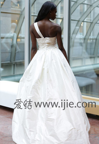 西班牙品牌婚纱_西班牙婚纱(3)