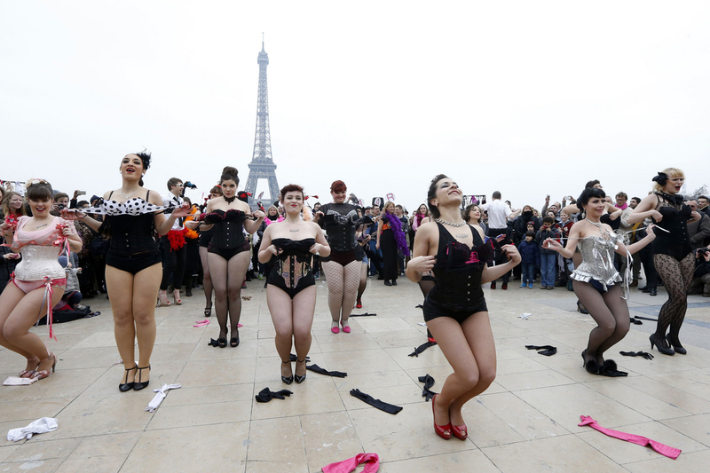 法国女性集体抛<em>胸罩</em> 呼吁关注<em>乳腺癌</em>_图片_中