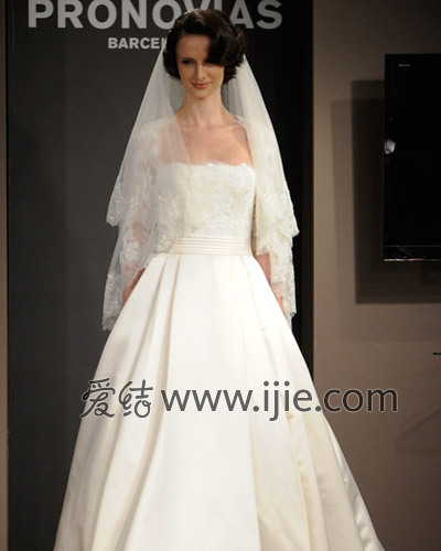 经典婚纱品牌_动漫婚纱情侣头像