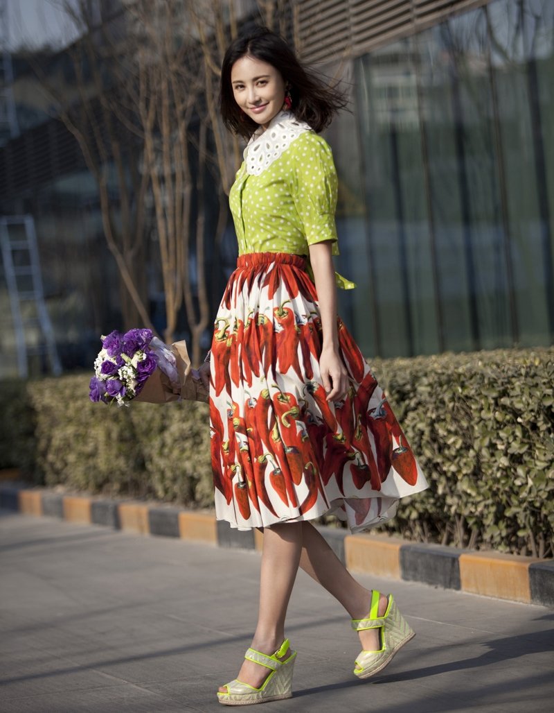 张歆艺时尚街拍 驾驭民族风清新混搭