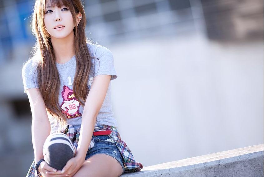 韩国人气车模许允美纯白诱惑_中搜论坛_东西