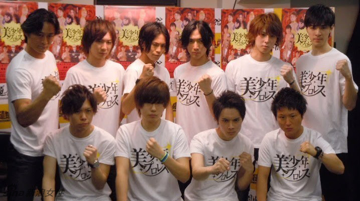 摔跤_少年摔跤被掏裆图_女子摔跤撕光内衣 - 健