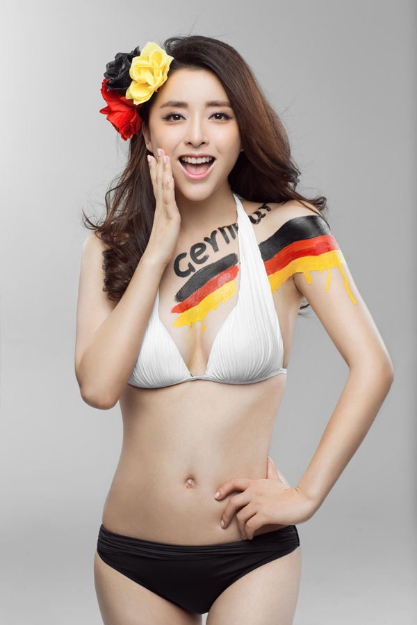女星黄小蕾化身德国足球宝贝