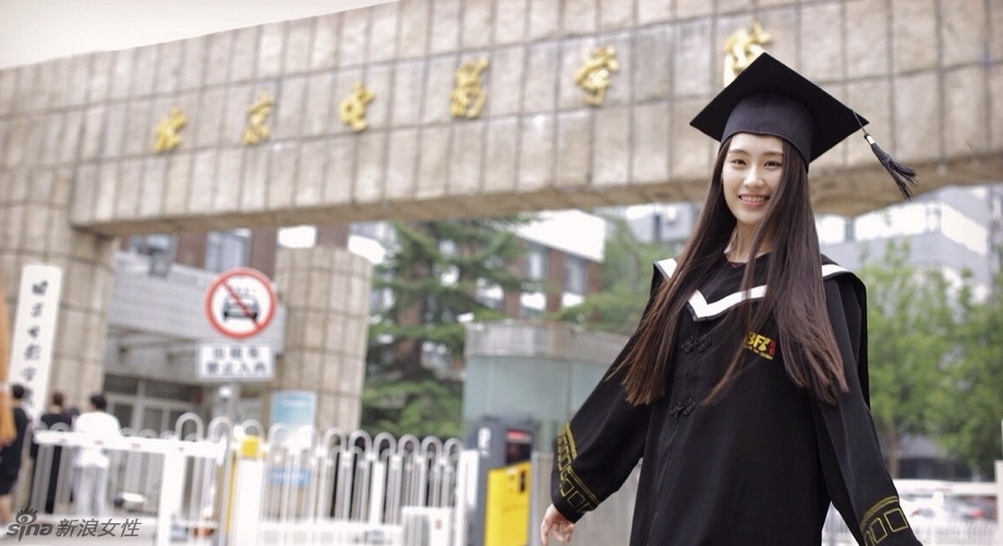 “北影女神”王婉中的毕业照遭网络曝光。照片中王婉中素面朝天,没有任何的人工修饰,她表示,自己不想要“最美”,只想要“最真”。 “北影女神”王婉中的毕业照遭网络曝光。照片中王婉中素面朝天,没有任何的人工修饰,她表示,自己不想要“最美”,只想要“最真”。
