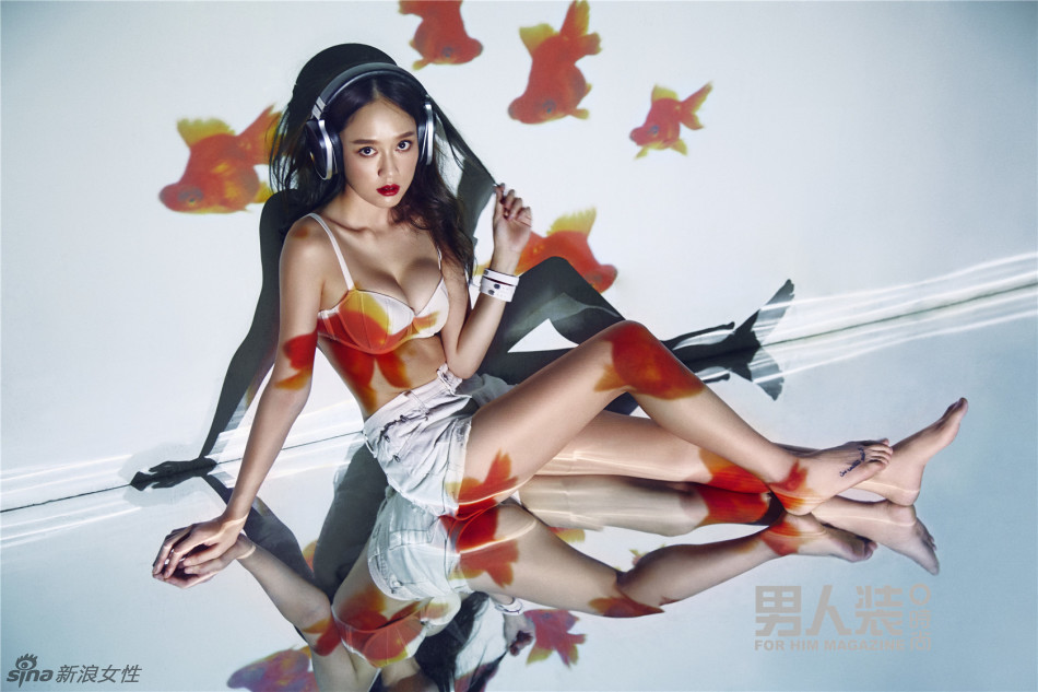 陈乔恩登《男人装》封面 破尺度秀美胸蜂腰