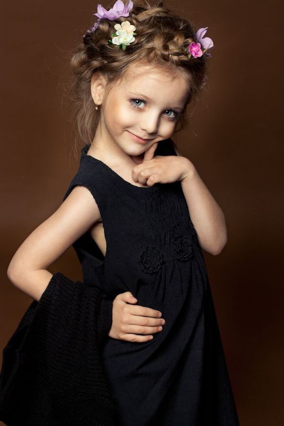 俄罗斯萝莉童模安吉丽娜(angelina kurkina)发出一组写真,照片中小