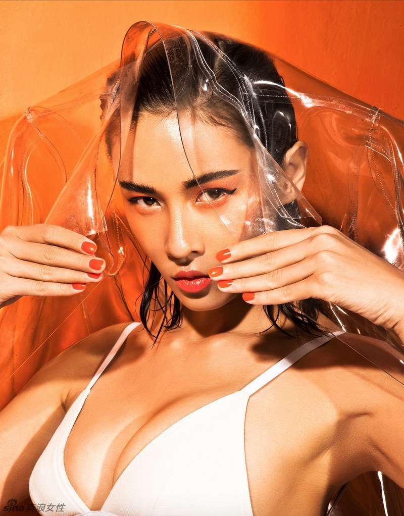 长腿女星张蓝心夏日热辣写真 性感爆棚!