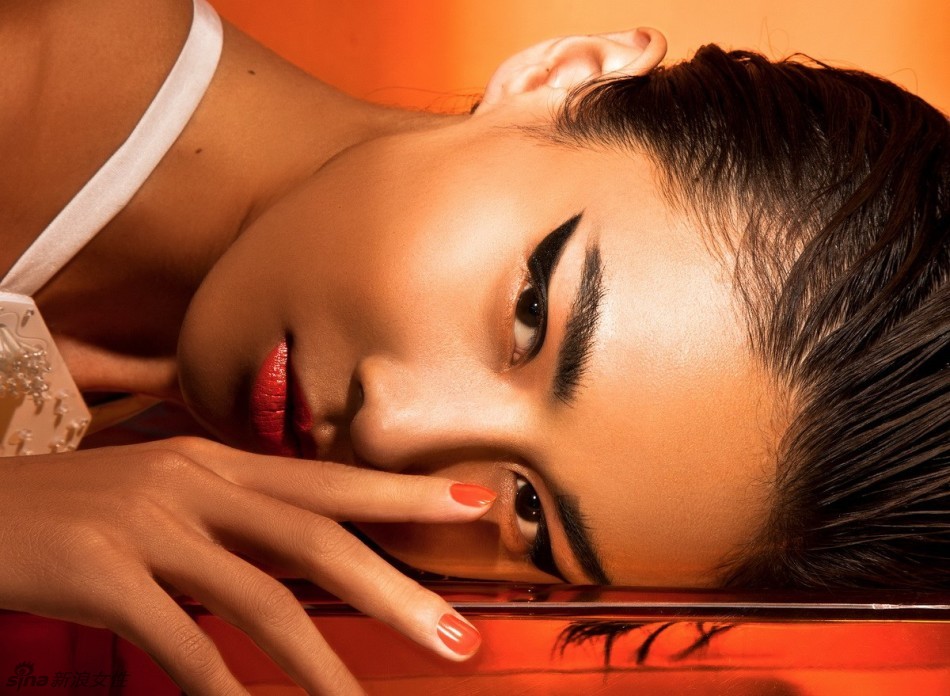 长腿女星张蓝心夏日热辣写真 性感爆棚!