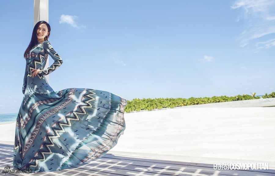 唐嫣海边拍时尚大片 湿发展迷人性感风情