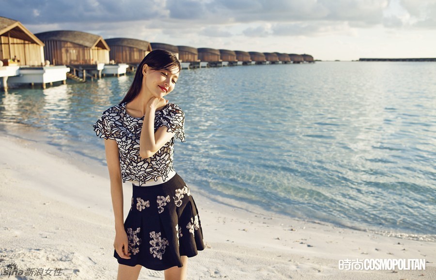 唐嫣海边拍时尚大片 湿发展迷人性感风情