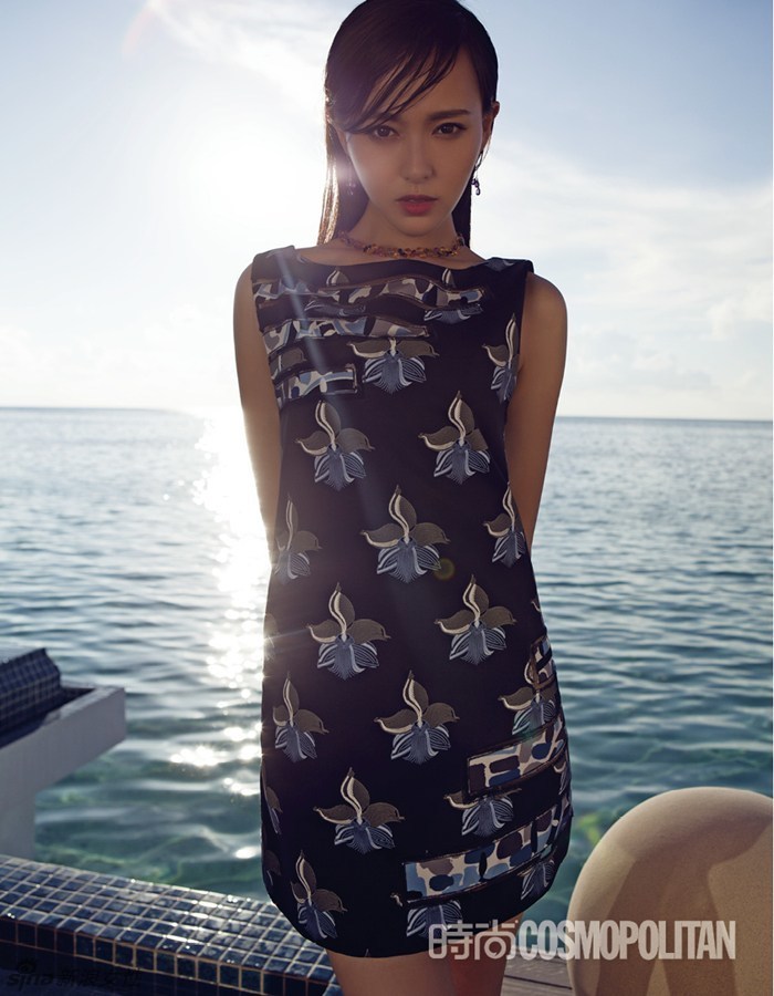 唐嫣海边拍时尚大片 湿发展迷人性感风情