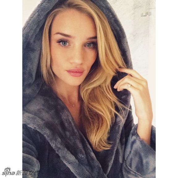 厚唇不止朱莉一人 变3女郎罗茜性感美照盘点！