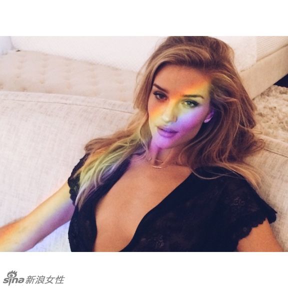 厚唇不止朱莉一人 变3女郎罗茜性感美照盘点！