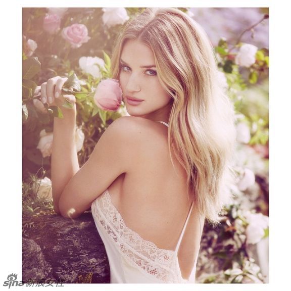 厚唇不止朱莉一人 变3女郎罗茜性感美照盘点！