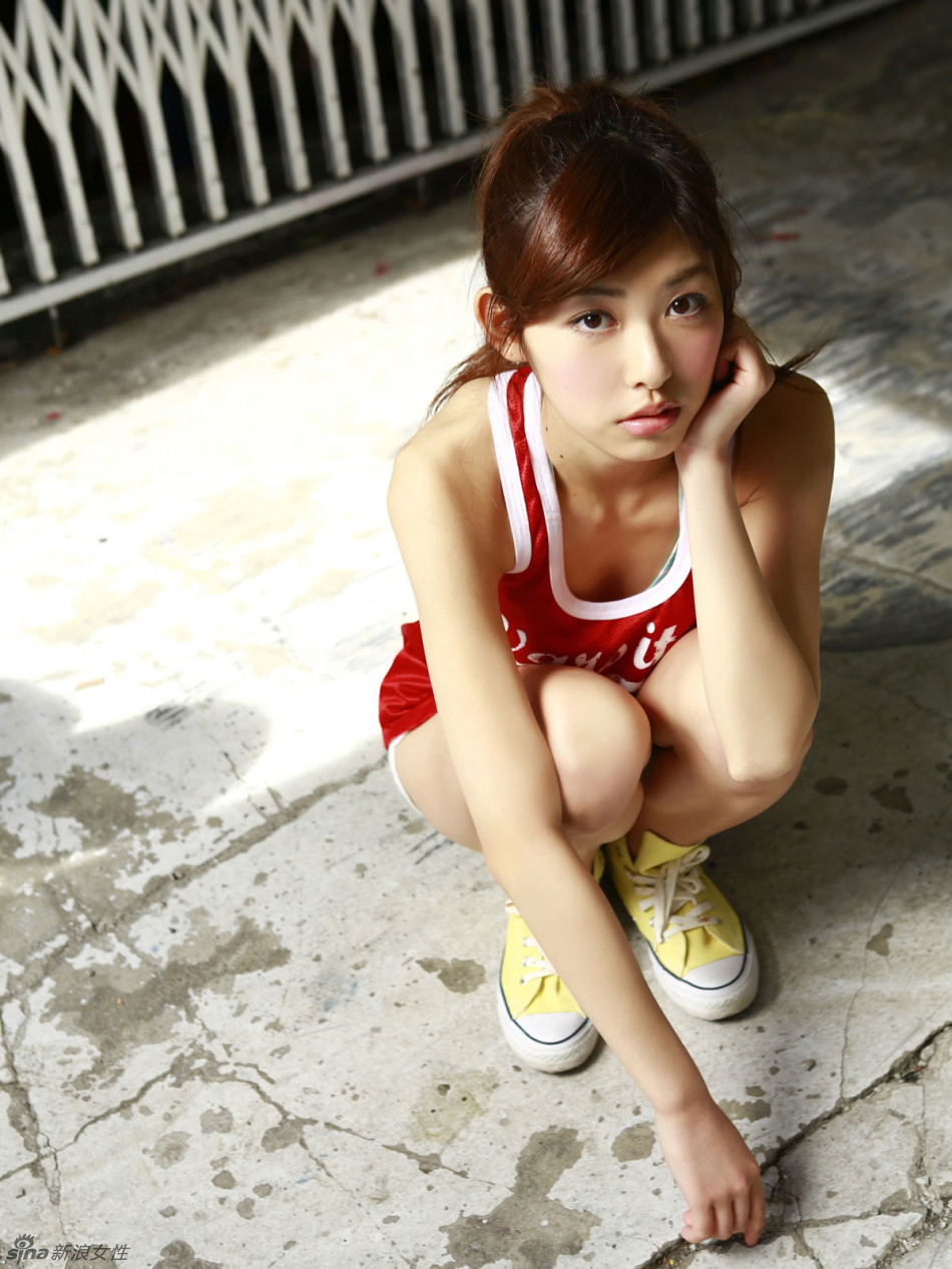 日本人气嫩模橘柚里佳百变写真 性感俏皮