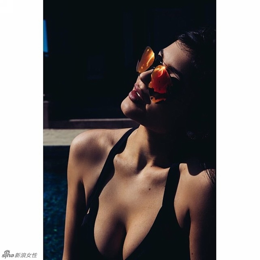 超模凯莉炎夏性感大片深V诱惑 秀傲人美腿！