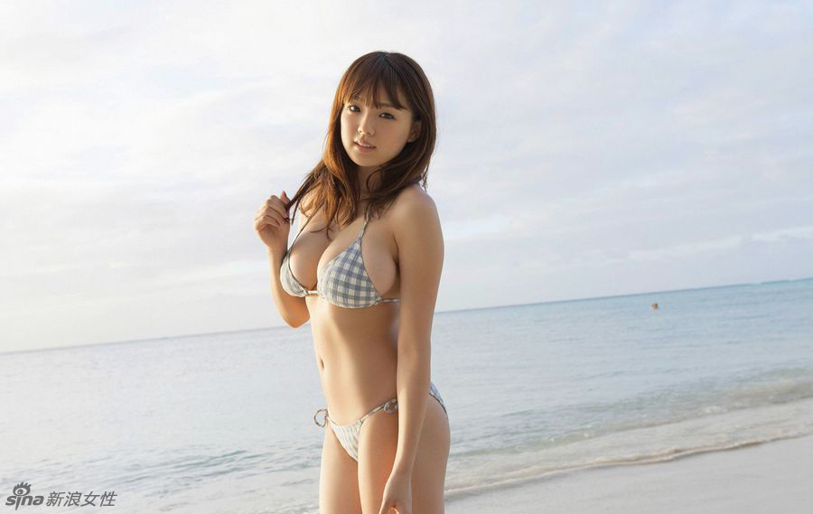 日本童颜美胸女神筱崎爱泳装写真 清新迷人!
