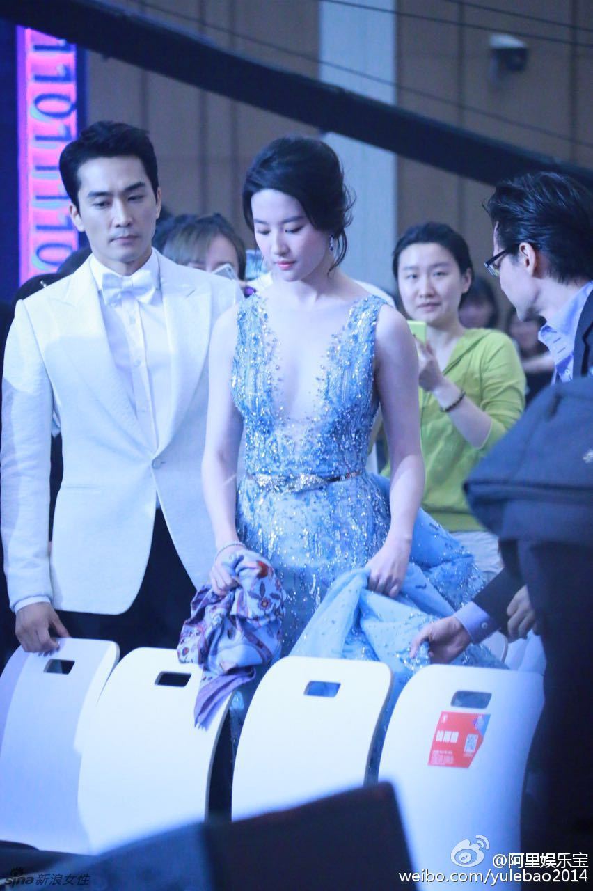 女神刘亦菲真空上阵深V亮相 性感爆棚!