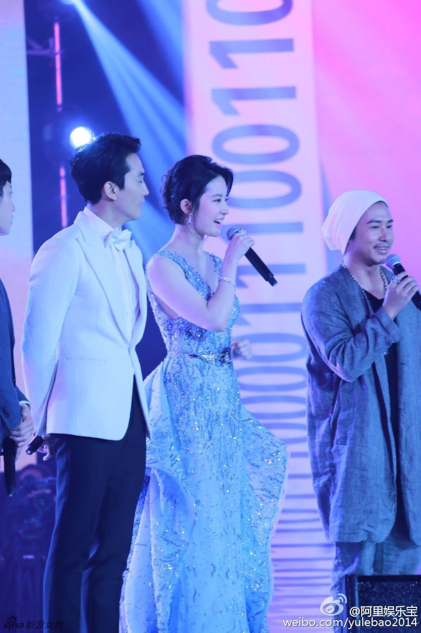 女神刘亦菲真空上阵深V亮相 性感爆棚!