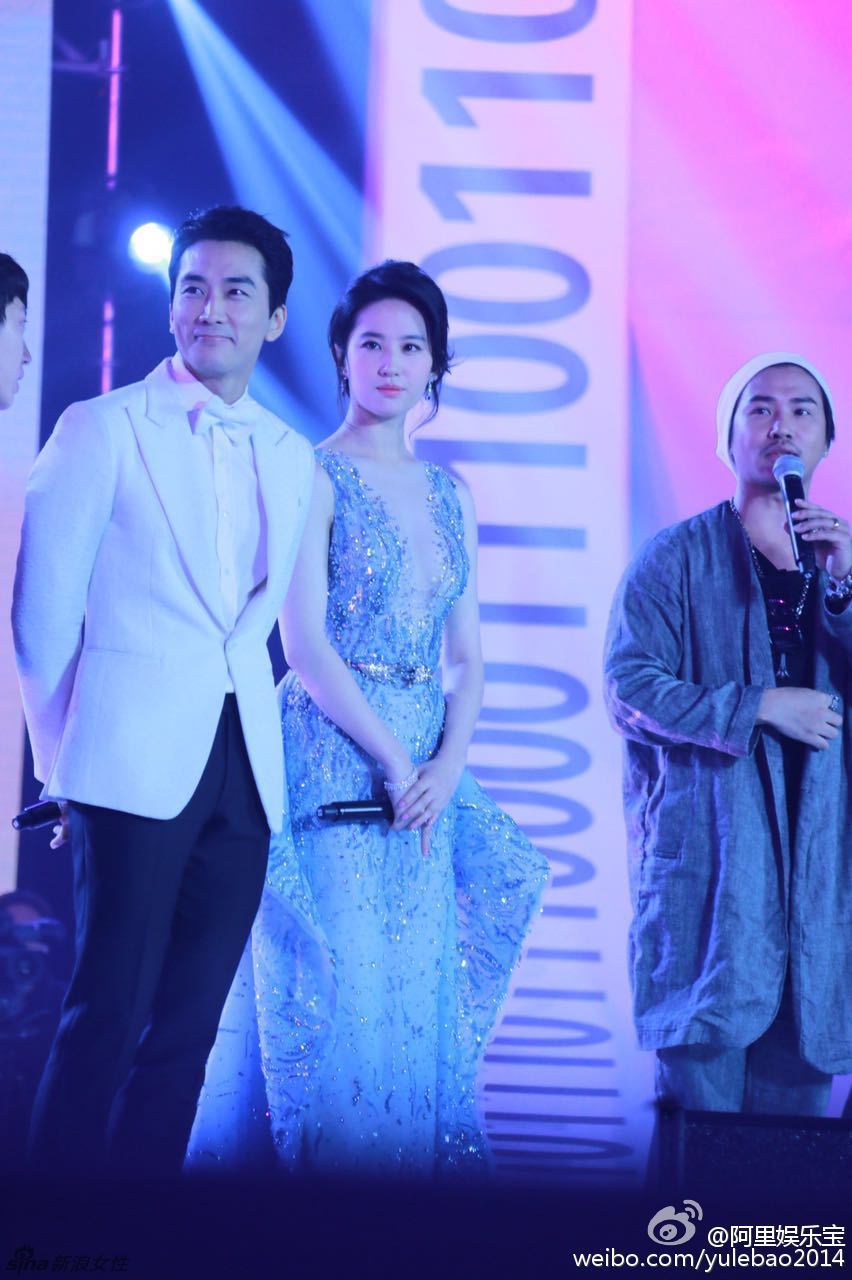 女神刘亦菲真空上阵深V亮相 性感爆棚!