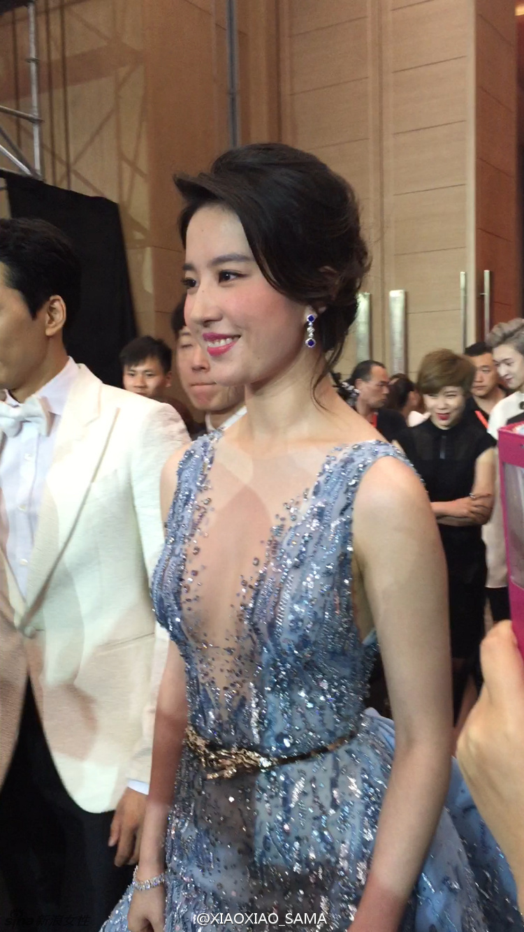 女神刘亦菲真空上阵深V亮相 性感爆棚!