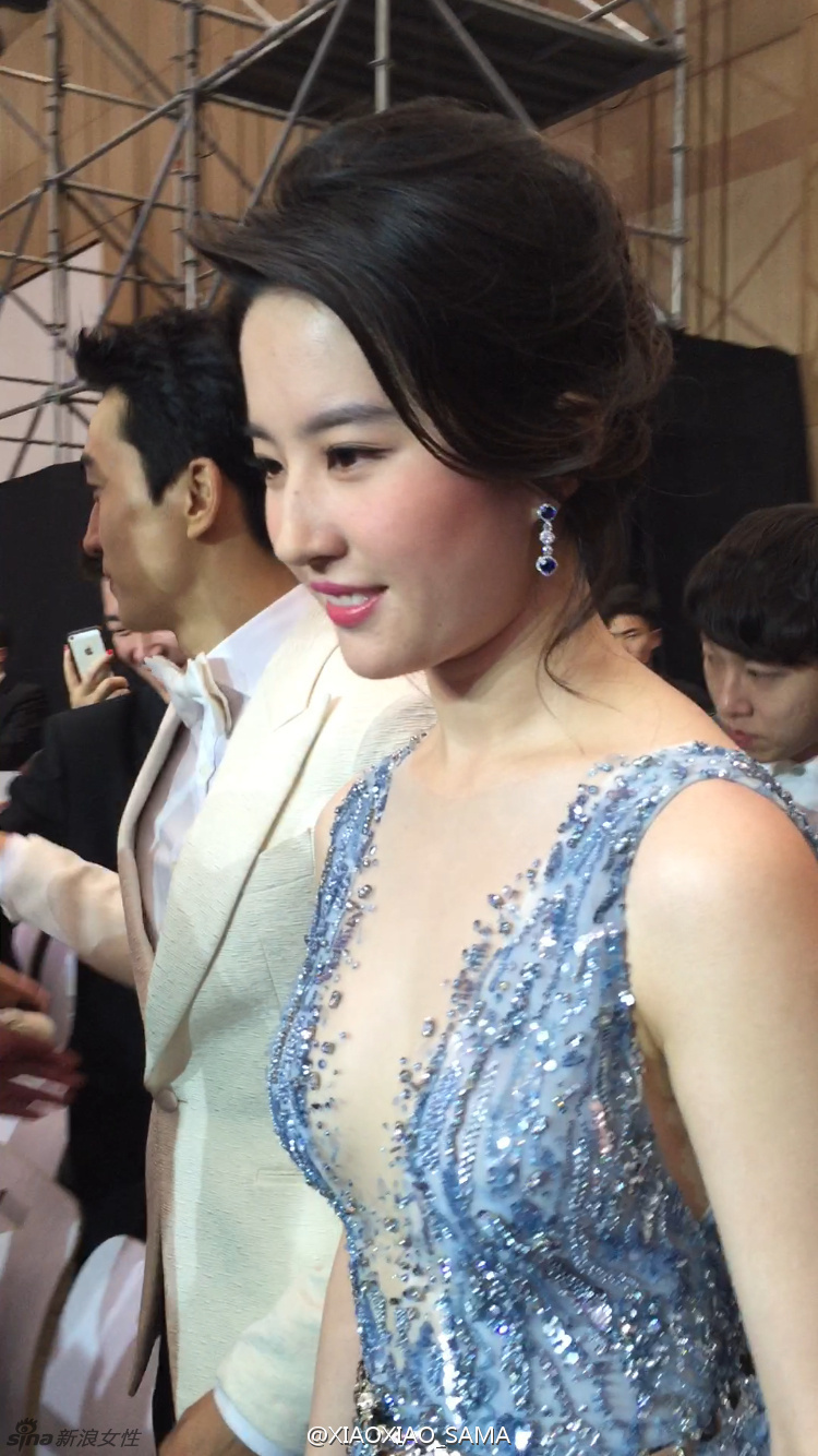 女神刘亦菲真空上阵深V亮相 性感爆棚!