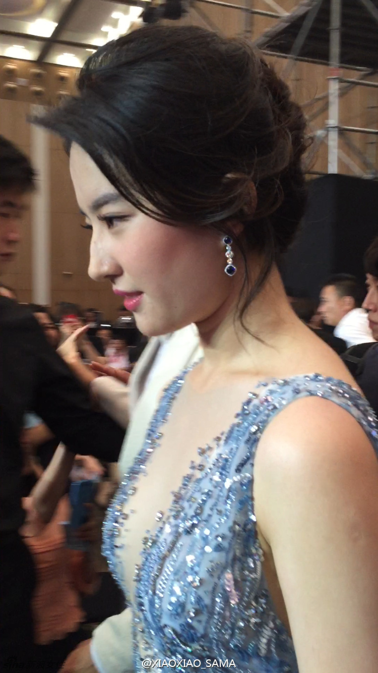 女神刘亦菲真空上阵深V亮相 性感爆棚!