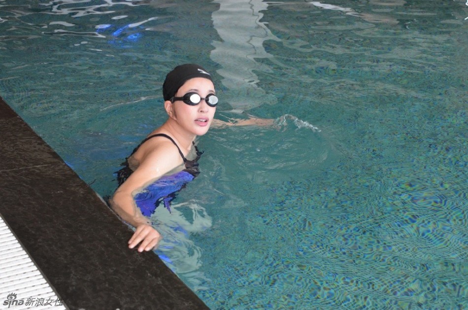 刘晓庆晒泳装照 身材紧致神采奕奕