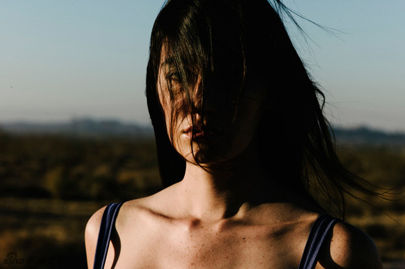 超模狂野风情公路大片 宽衣解带性感迷人