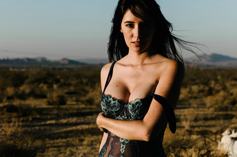 超模狂野风情公路大片 宽衣解带性感迷人